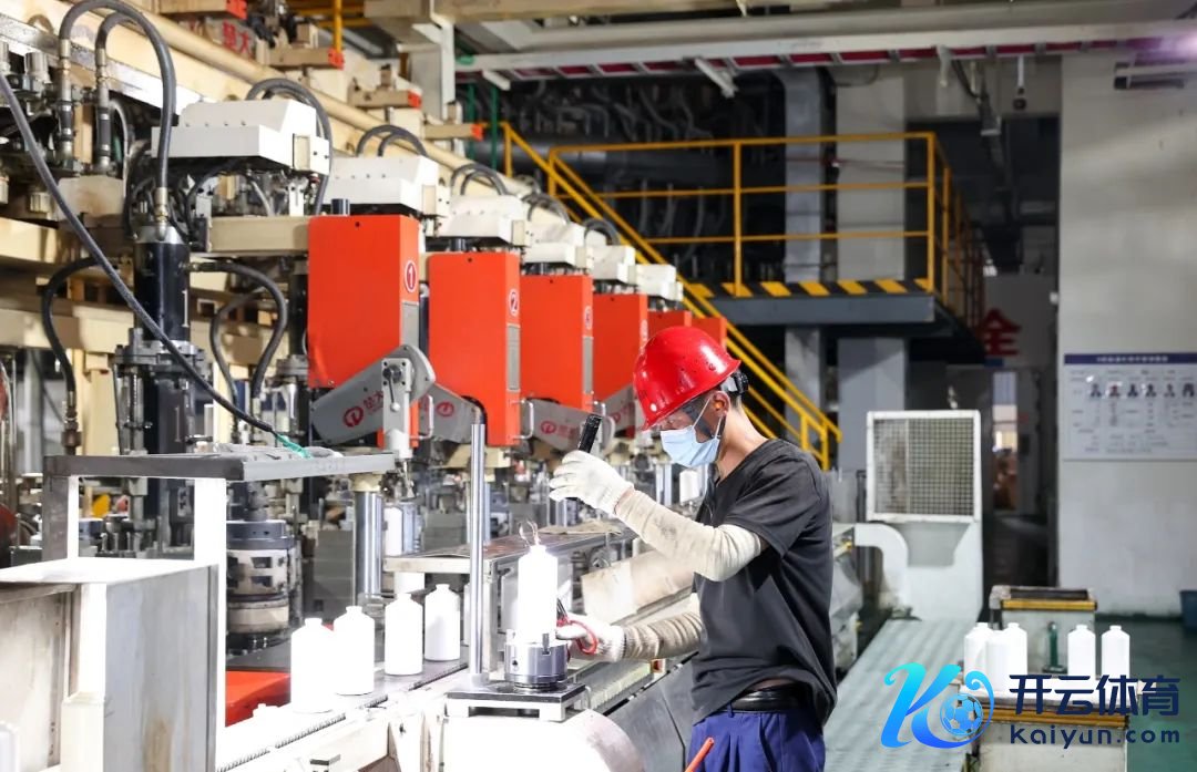 茅台晶琪公司的生产线上，办当事人说念主员正在查抄瓶子质地