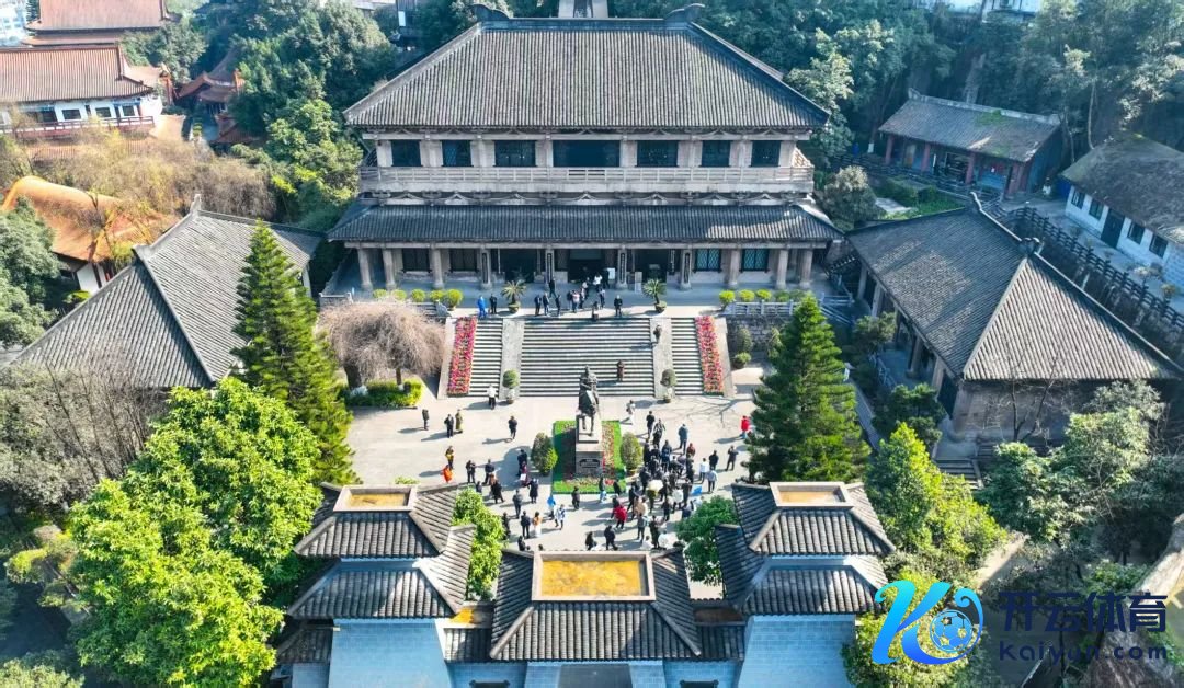 茅台以酒旅交融为捏手，提高茅台镇举座旅游资源的天赋。图为游东说念主如织的中国酒文化城。潘承丽 摄